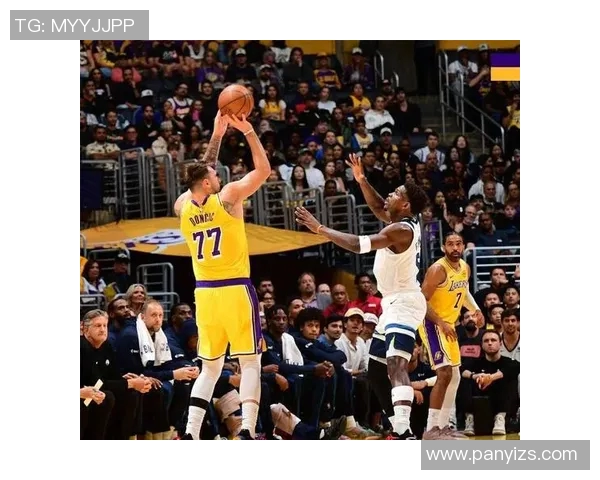 镜头捕捉：总决赛赛场小动作引发热议